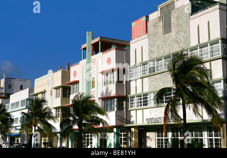 Deco Hotel sulla Ocean Drive sotto il cielo blu, South Beach, Miami Beach, Florida, Stati Uniti d'America Foto Stock