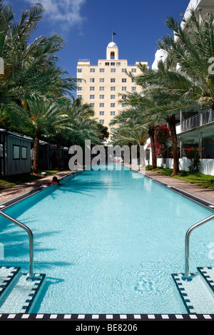 Vista sulla piscina dell'Hotel Nazionale alla luce del sole, spiaggia di South Beach a Miami Beach, Florida, Stati Uniti d'America Foto Stock