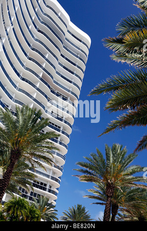 Edificio di appartamenti sotto il cielo blu, maestose torri, Surfside Miami Beach, Florida, Stati Uniti d'America Foto Stock