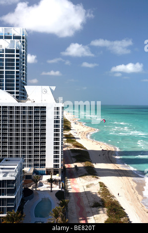Vista in edifici di appartamenti accanto alla spiaggia, torri di condominio, Miami Beach, Florida, Stati Uniti d'America Foto Stock