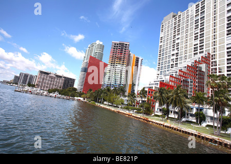 Vista esterna di edifici di appartamenti a Bay, Brickell Avenue condomini, la Baia di Biscayne, Miami, Florida, Stati Uniti d'America Foto Stock