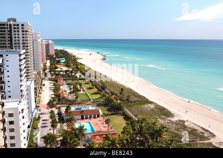 Edifici alti e la spiaggia nella luce del sole, spiaggia di South Beach a Miami Beach, Florida, Stati Uniti d'America Foto Stock