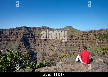 Escursionista sotto il cielo blu guardando la vista, Valle Gran Rey, La Gomera, isole Canarie, Spagna, Europa Foto Stock