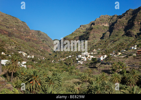 Un villaggio di montagna a Valle Gran Rey sotto il cielo blu, La Gomera, isole Canarie, Spagna, Europa Foto Stock