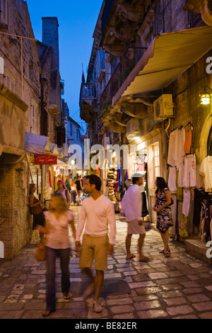 I turisti passeggiano anche se un vicolo presso la vecchia città di Hvar, isola di Hvar Dalmazia, Croazia, Europa Foto Stock