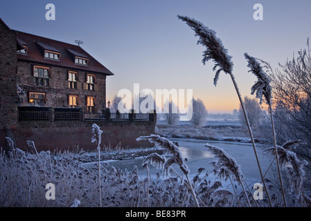 Il Bossche Broek prima dell'alba coperto con maturi e neve fotografato dal Vughterpoort Foto Stock