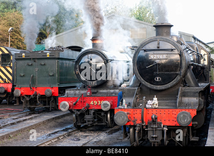 Locomotive a vapore viene preparato nella sciavero a brignorth stazione ferroviaria in Severn Valley Railway Foto Stock