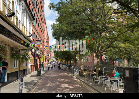 Pub, bar e discoteche lungo Canal Street nel Villaggio Gay, City Centre, Manchester, Inghilterra Foto Stock