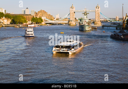 Una vista del Tamigi, Tower Bridge e una crociera sul fiume imbarcazioni. Londra. Regno Unito Foto Stock