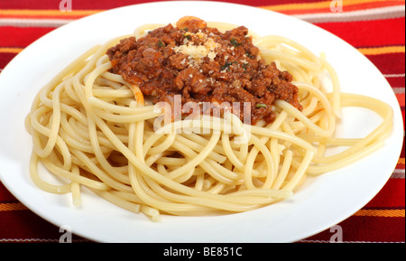 Un piatto di spaghetti alla bolognese pronto per essere consumato Foto Stock