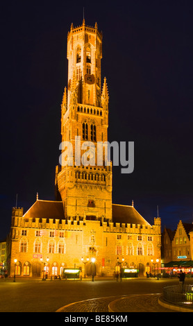 Belfort o campanile che domina Bruges' piazza principale, Markt. Bruges, Belgio. Foto Stock