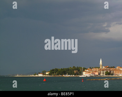 Cielo tempestoso oltre la località costiera comune di Isola o Izola in Slovenia Foto Stock