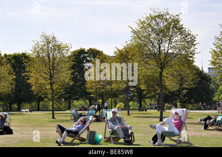 Sdraio a Kensington Gardens, Kensington, London Borough of Kensington and Chelsea, Greater London, England, Regno Unito Foto Stock