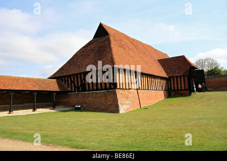 Il medievale di grano di legno granaio di Cressing Temple tra Witham e Braintree, Essex, Inghilterra, Regno Unito Foto Stock