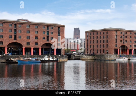 Albert Dock con la Cattedrale Anglicana di distanza, Liverpool, Merseyside England Foto Stock
