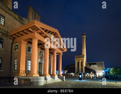 Albert Dock zona di notte con il Bar Pumphouse in background, Liverpool, Merseyside England Foto Stock