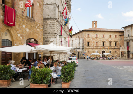 Ristorante nella Piazza Grande di fronte al Palazzo Comunale, Montepulciano, Toscana, Italia Foto Stock