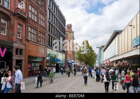 Maggiori negozi e grandi magazzini su Market Street guardando verso il centro commerciale Arndale, Manchester, Inghilterra Foto Stock