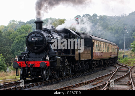 Locomotiva a vapore avvicinando highley stazione sul Severn Valley Railway Foto Stock