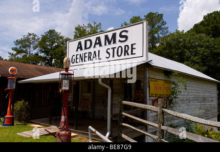 Vecchio Adams General Store con pompe di benzina dal 1915 nel restaurato museo dei pionieri Alabama in Troy Alabama dalla vecchia stazione ferroviaria Foto Stock