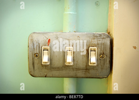 Un vecchio INTERRUTTORE LUCE IN UNA SCUOLA REGNO UNITO Foto Stock