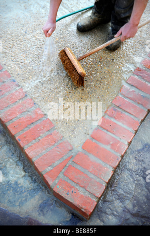 Dettaglio della creazione di un lavata di cemento con finitura di un tubo e di una spazzola morbida costruzione di un disco permanente AREA PARCHEGGIO REGNO UNITO Foto Stock