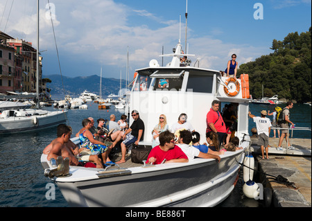 I turisti in gita in barca al porto di Portofino, il Golfo del Tigullio, Liguria, Riviera Ligure, Italia Foto Stock