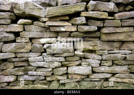 Un tradizionale realizzato in pietra a secco in parete Haworth, Bronte Country. LINCOLNSHIRE Foto Stock