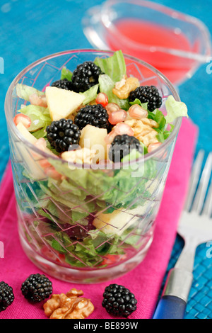 Blackberry insalata con succo di melograno ricetta disponibile. Foto Stock