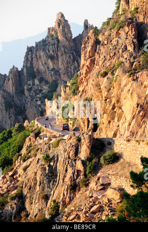 Francia Corsica Mediterraneo Golfe de Porto Les Calanche formazioni rocciose e sinuosa strada costiera attraverso le colline. Foto Stock