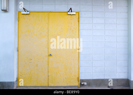 WEST INDIES Caraibi St Vincent e Grenadine Union Island Clifton chiuso le porte di metallo nel muro bianco di unità per uso industriale Foto Stock