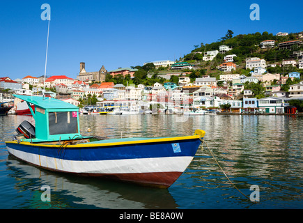 WEST INDIES Caraibi Grenadine Grenada St Georges Il Carenage Harbour con colorate barche da pesca al di ancoraggio in porto Foto Stock