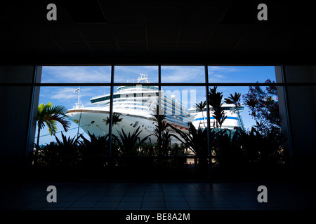 WEST INDIES Caraibi Grenadine Grenada St George's Cruise Ship Terminal le canne Caribbean Princess e Aida Aura e finestra Foto Stock