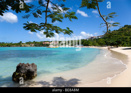 WEST INDIES Caraibi Grenadine Grenada St George parrocchia BBC Beach Morne Rouge Bay turisti provenienti da navi da crociera a camminare sulla sabbia Foto Stock