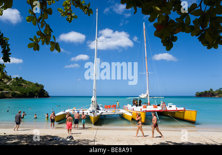 WEST INDIES Caraibi Grenadine Grenada St George parrocchia BBC Beach Morne Rouge Bay turisti provenienti da navi da crociera a fianco di catamarani Foto Stock