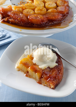 Un singolo servizio di banana tatin con gelato alla crema in una tabella Foto Stock