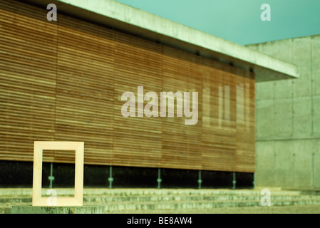 Legno incompiuto picture frame, edificio in background Foto Stock