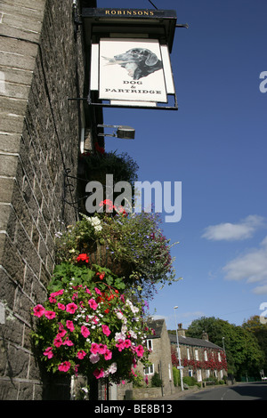 Città di Bollington, Inghilterra. Cesti floreali pendenti presso il Dog and Partridge public house, a Bollington's Palmerston Street. Foto Stock