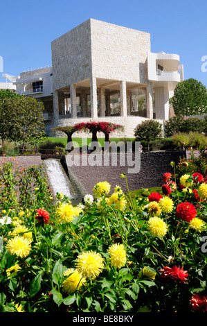 Stati Uniti, California, Los Angeles, visualizzare torna al Museo dal centro di giardino in fiore presso il Getty Center. Foto Stock