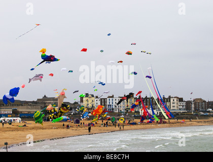 Un kite festival sulla spiaggia a Margate nel Kent. Foto Stock