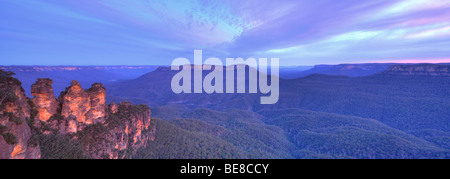 Panorama, formazione rocciosa Tre Sorelle, atmosfera serale, Jamison Valley, il Parco Nazionale Blue Mountains, Nuovo Galles del Sud, Australia Foto Stock