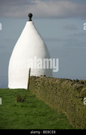 Città di Bollington, Inghilterra. Sul percorso del Gritstone Trail è il Grade II Listed White Nancy follia. Foto Stock