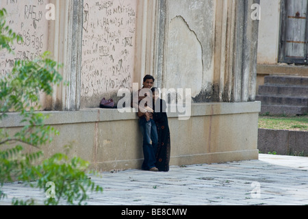 Coppia giovane al Qutb Shahi tombe in Golconda in Hyderabad India Foto Stock