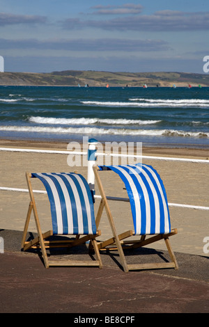 Sedie a sdraio sul lungomare a Weymouth nel Dorset Foto Stock