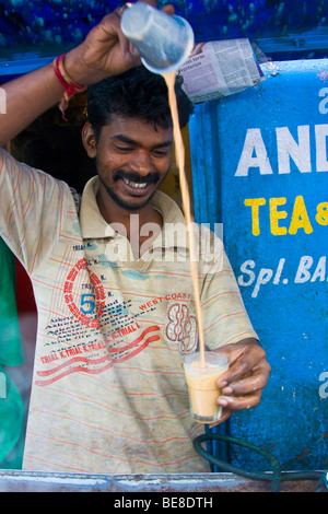 Il fornitore indiano di miscelazione chai tè in Hyderabad India Foto Stock