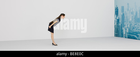 Donna che indossa le cuffie di protezione, grida di paesaggio Foto Stock