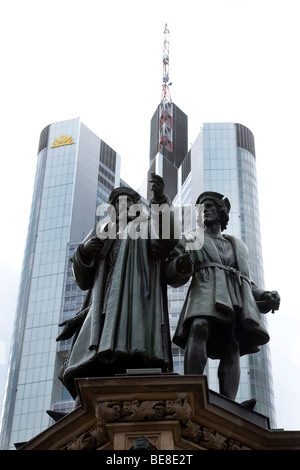 Johannes Gutenberg monumento sulla Rossmarkt piazza con la sede della Commerzbank Bank a Francoforte Hesse, Germania, Foto Stock