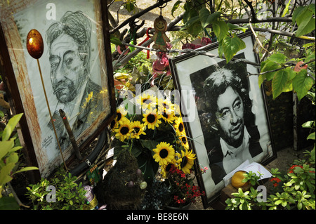 Omaggi sulla tomba di Serge Gainsbourg, cimitero di Montparnasse, Parigi, Francia Foto Stock