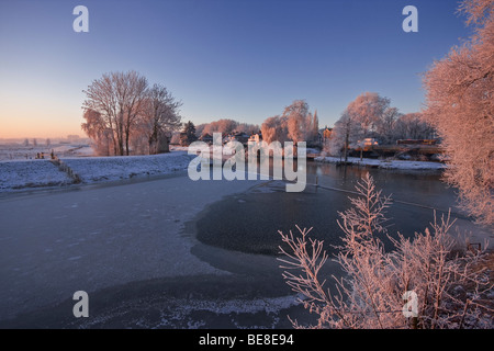 Il Bossche Broek prima dell'alba coperto con maturi e neve fotografato dal citywall in Den Bosch Foto Stock