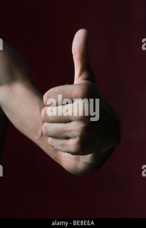 Mano d'uomo rendendo Thumbs up gesto Foto Stock